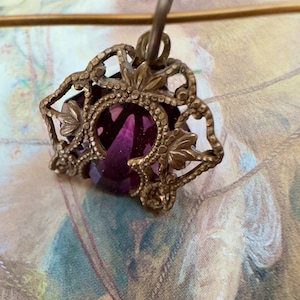 Vintage RARO Splendido Pendente in Filigrana di Ottone Massiccio Riciclato in Vetro Sfaccettato Ceco Viola Ametista - RIF 3739