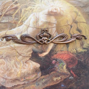 Puede incluir: Una pieza decorativa de metal color bronce con un diseño floral ornamentado se encuentra en la parte inferior de una pintura. La pintura representa a una mujer con pelo largo y rubio, vestida con un vestido blanco y un sombrero rojo. El texto "Sara Douglass" está arriba.