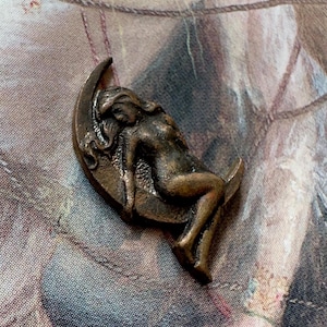 Colgante vintage, muy antiguo, de latón macizo, Art Nouveau, con forma de luna, doncella, en relieve, con estampado de 22 mm - REF 4719