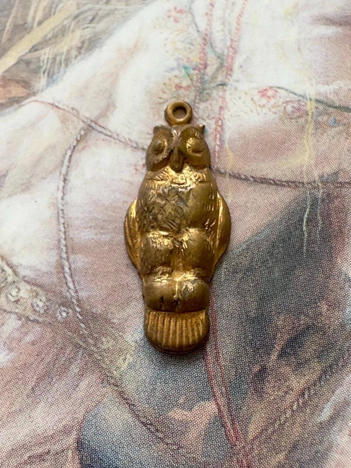 Vintage Owl Charm Old Solid Brass Art Deco Pendant Findings Stamping 7/8&rdquo; - REF 4963