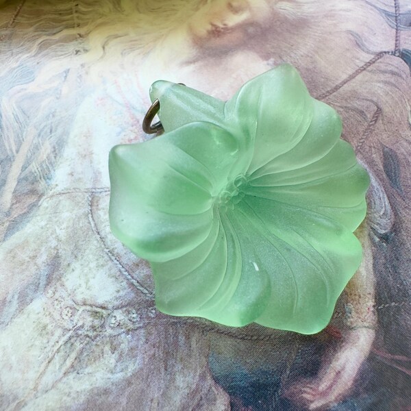 Vintage Iris Lily Pendant 1970s LUCITE Glow Satin, Stanley Hagler Vogue Fashion New-Old-Stock 1 3/8” - REF 7068