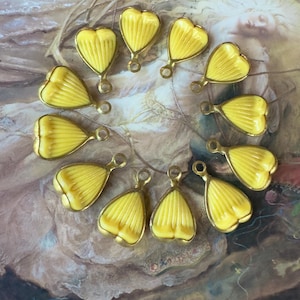 12 Vintage Yellow LUCITE Resin Channel HEART Flower Petal Charm Beads, Pendants Charms, 70s 80s New-Old-Stock - REF 2593