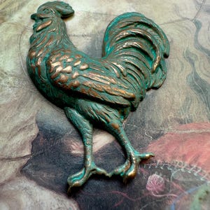 Gallo oculto vintage, muy antiguo, de esmalte cardenillo, de 2", de latón macizo, con estampado de casa de campo - REF 4733