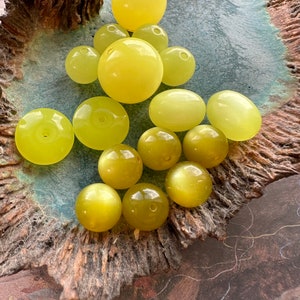 16 Vintage LUCITE Moonglow Yellow Beads, Vogue Fashion, New-Old-Stock, Uncirculated - REF 3080