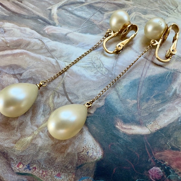 VINTAGE Crown TRIFARI Pearl Chain Drop Earrings Clips, Mid Century Vogue - REF 3740