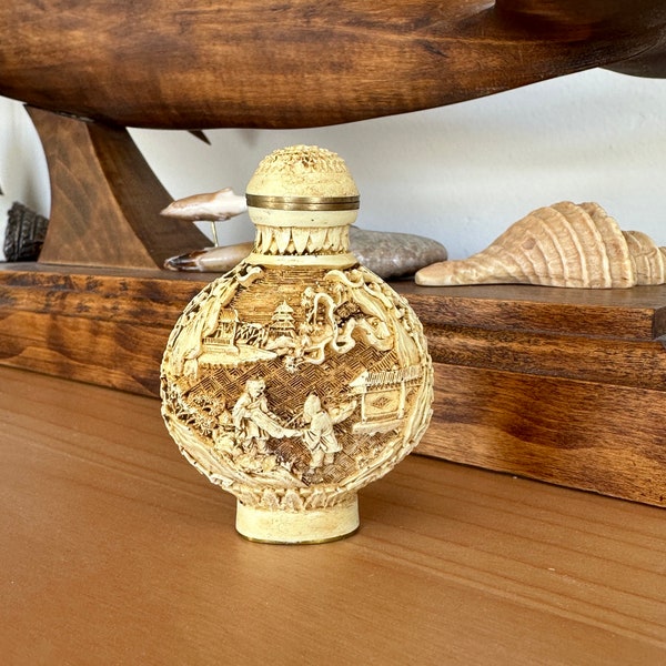Vintage Snuff Bottle Lacquerware Ivory Resin Qianlong Mark, Carved Figures Travelers Mountain New-Old-Stock - REF 3021