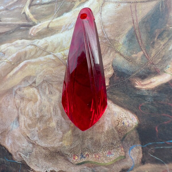 Vintage LUCITE Pendant Ruby Red Deco Faceted Pendant, Vogue Fashion New-Old-Stock, Uncirculated - REF 2579