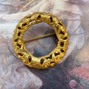 Broche de filigrana de oro dorado de Miriam Haskell, estilo vintage, calado y cepillado, sin firma del diseñador - REF 5003