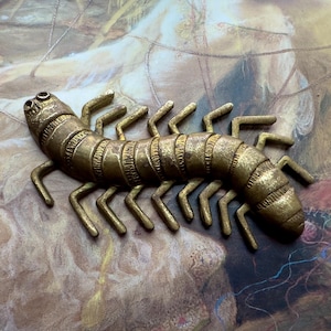 Colgante antiguo de latón macizo, raro, con forma de ciempiés, insecto, art déco, repujado, con estampado de 2 1/4" - REF 5830