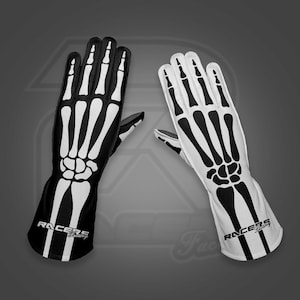 Peut inclure: Paire de gants de course, un noir et un blanc, chacun avec un motif de main de squelette. Les gants sont noirs et blancs, avec l'inscription "Racers Factory" sur le poignet. Pour les passionnés de sport automobile.