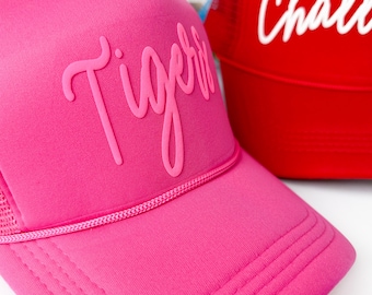 カスタムトラッカーハット、パーソナライズされたテキストまたはロゴスナップバック、パフエンボスプリント、カスタムベースボールハット、チームハット、フットボールママハット、マスコットハット