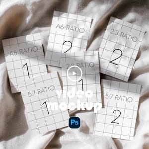 Può includere: Sei cartoncini rettangolari bianchi con un motivo a griglia nera ed etichette di testo. Le carte sono etichettate A6 RATIO, 2:3 RATIO e 5:7 RATIO, ciascuna accompagnata da un grande numero nero. Sono visibili un'icona di riproduzione e un logo Ps.