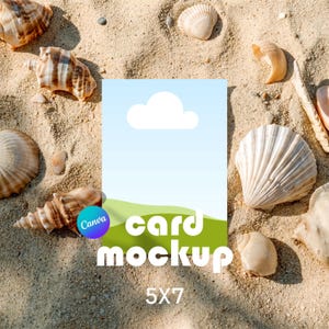 Op de afbeelding: Een 5x7 kaart mockup met een blauwe lucht en groen landschap ontwerp, omringd door schelpen op een zandstrand. De woorden "card mockup" worden in het wit weergegeven, met het Canva logo.