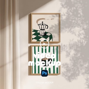 Könnte beinhalten: Zwei quadratische Wandbilder mit Kaffeemotiven. Das obere Bild zeigt eine Espressokanne auf einer grün-weiß karierten Fläche. Das untere Bild zeigt eine Kaffeetasse vor einem Hintergrund mit vertikalen grünen Streifen in einem Holzrahmen.