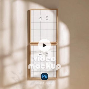 Puede incluir: Dos marcos rectangulares verticales con bordes de madera clara, cada uno con una cuadrícula blanca y el texto 4:5 centrado. Los marcos están colocados uno sobre otro, con un icono de reproducción y el logotipo de Photoshop.
