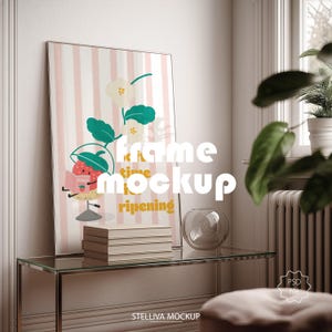 Maqueta de póster con marco neutro en formato PSD, marco inclinado sobre una mesa consola, arte de pared minimalista con sombras y luz solar en interiores franceses.