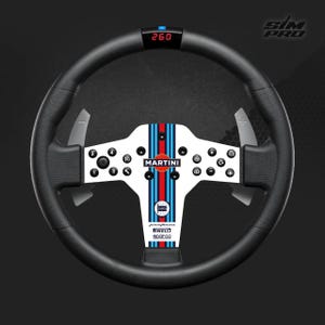 Puede incluir: Un volante de carreras negro con un centro blanco con el logotipo de Martini y rayas azules y rojas. El volante tiene levas de cambio plateadas y una pantalla digital que muestra "260".