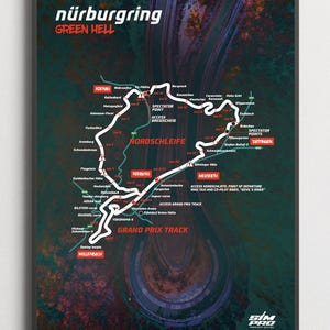 Puede incluir: Un póster enmarcado con un mapa detallado del circuito de carreras de Nürburgring, etiquetado con características de la pista y nombres de lugares. El póster tiene un fondo verde oscuro y negro con texto blanco y rojo. Las palabras "Nürburgring Green Hell" están en la parte superior.