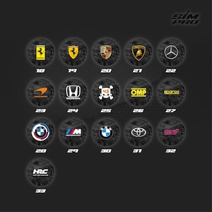 Op de afbeelding: Een verzameling ronde stickers met logo's van verschillende automerken, waaronder Ferrari, Porsche en Lamborghini, tegen een donkere achtergrond. Elke sticker heeft een uniek logo en nummer, met de tekst "SIM PRO" rechtsboven.