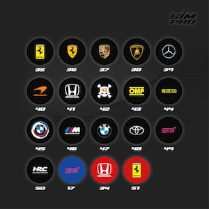 Può includere: Una collezione di loghi di auto, tra cui Ferrari, Porsche e Lamborghini, presentati in cerchi neri su sfondo scuro. Ogni logo è numerato. Il logo SIM PRO è visibile in alto a destra.