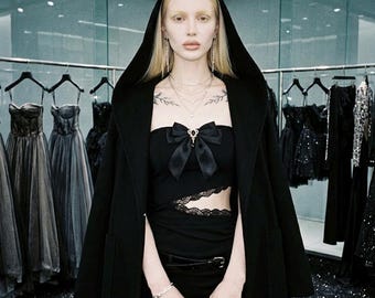 Schwarzes schieres Netz-Neckholder-Langarm-Bodycon-Kleid, gotisches Schnür-Sexy Fit und Flare-Kleid, dunkelromantisches Y2K-Midikleid