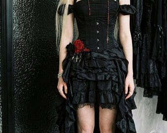 Schwarz-rotes Kleid mit Krawattenkragen und Fishbone-Detail, unregelmäßiges fließendes Band, elegante Abendgarderobe, Damenmodekleid, Partykleid