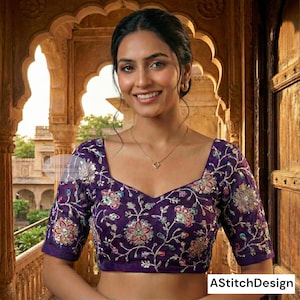 Puede incluir: Una blusa morada con bordados florales. La blusa tiene un escote cuadrado y mangas cortas. El texto "AStitchDesign" es visible en la esquina inferior derecha.