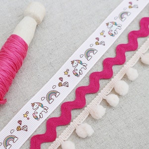 Unicorno rosa e collezione nastro arcobaleno. Nastro unicorno