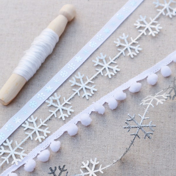 Collezione Silver Snow Flake Ribbon. Nastro di Natale. Ghirlanda PomPom bianca. nastro natalizio bianco e argento. Artigianato di Natale