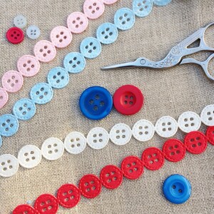 Knopfleiste. Cut-Out Knopfleiste. 3 Meter blaues, rosafarbenes, rotes oder cremefarbenes Band.