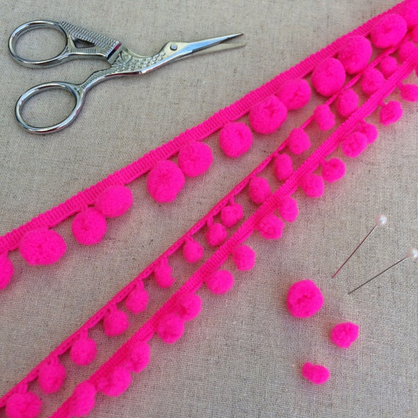 Neon Pink Pom Pom Borte. Leuchtend rosa Pom Pom. 10 und 15mm Bommelborte.