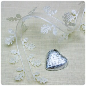 Coupe de ruban bordé de feuille de chêne ivoire avec un centre pur. Ruban de mariage. Ruban de vacances. Artisanat de Noël