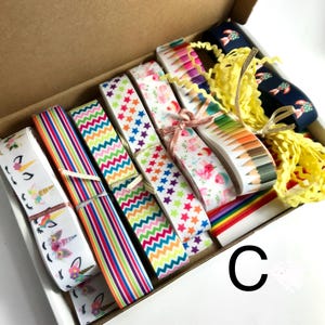 Opruiming lintdozen. Leuke, kleurrijke ambachtelijke linten. Bulk lintbundel.