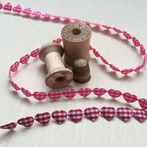 Nastro cuore di Gingham. Nastro cuore trapuntato di cotone. Rifiniture imbottite per il cuore di Gingham. Rifiniture a cuore rosse e rosa. Involucro regalo cuore. Forniture per imbarcazioni cardiache