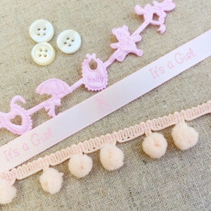 Colección de cintas para bebés. Es una cinta de niña. Cinta de ducha de bebé. Cinta rosa. Cinta de bebé. Regalo de bebé. Ribete de pompón rosa.