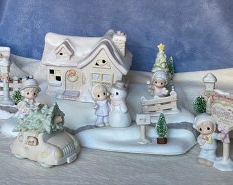 Precious Moments Sugar Town - Sam&#39;s House Figurine - Sam Butcher Population Sign - Sammy Boy with Snowballs - Fence - Car Retired figurines
