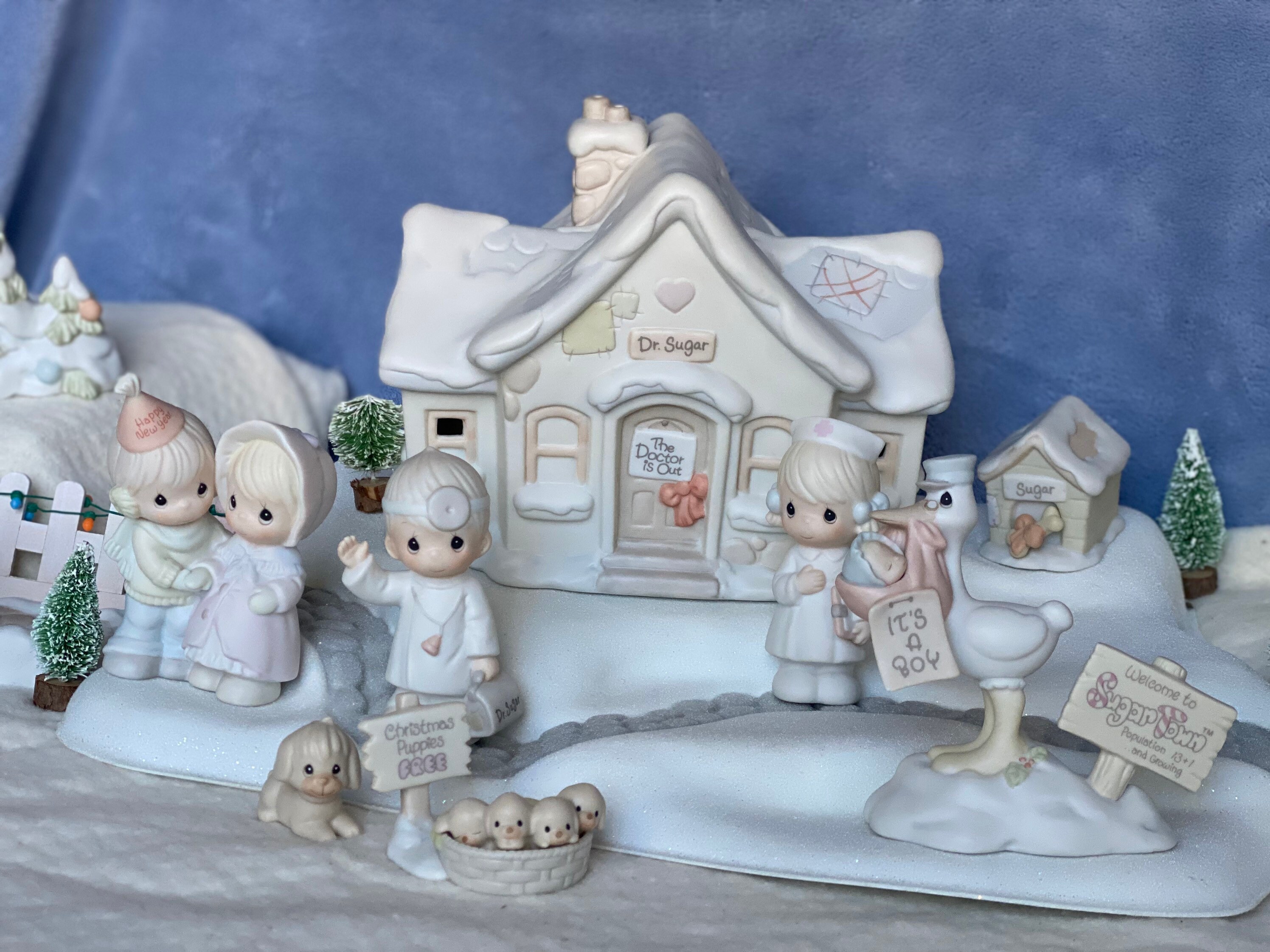 Precious Moments Sugar Town - Stork With Baby Sam - Doctors Office