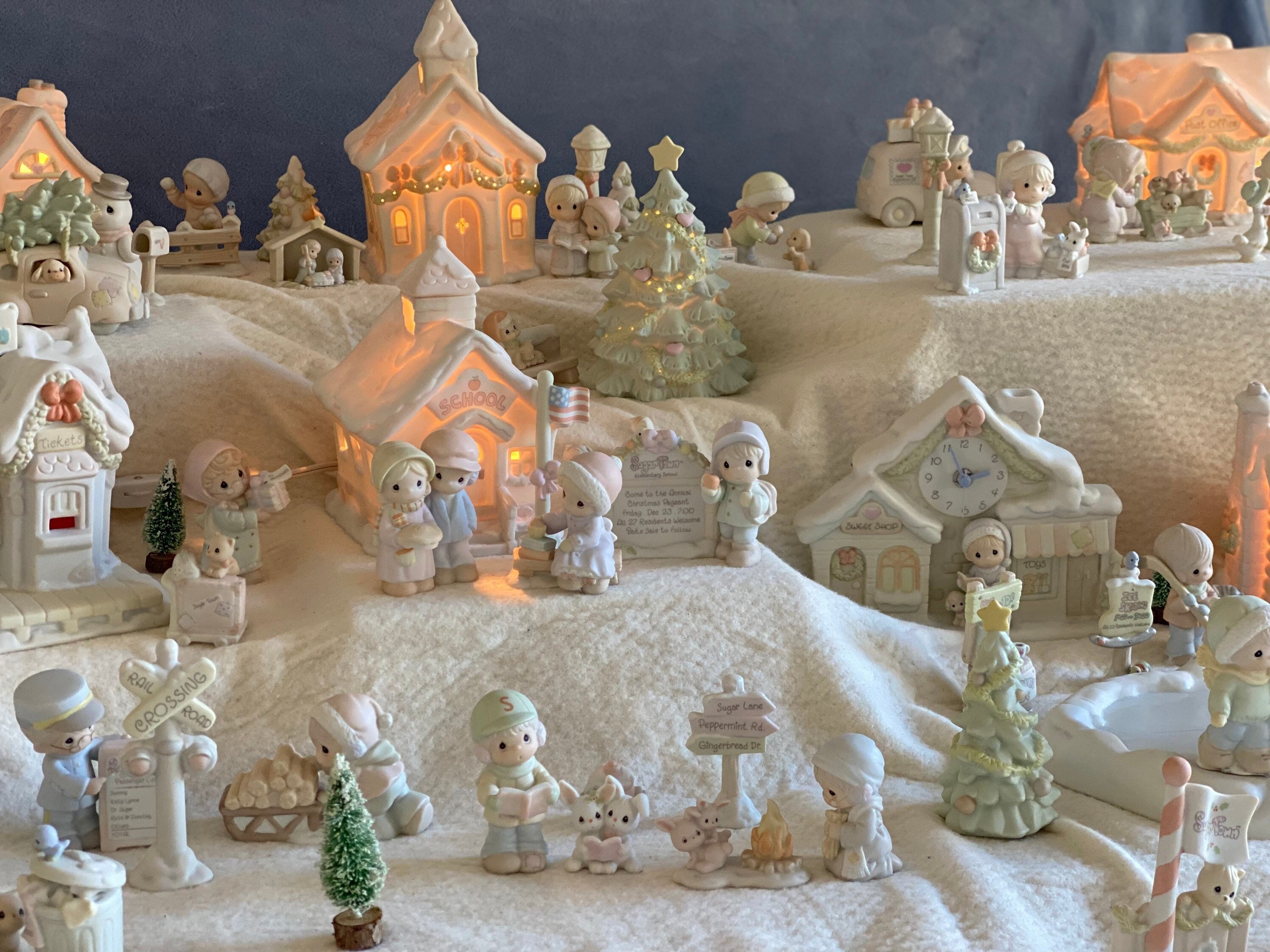 Hallmark 2005 City Sidewalks Magic Ornament Hallmark -