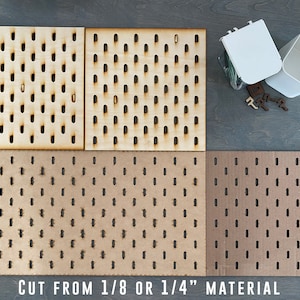 以下が含まれることがあります： 1/8インチの素材、1/4インチの素材、そして厚紙でできた3つのペグボード。3つのペグボードすべてに、均等に間隔をあけた穴のパターンがあります。ペグボードの下には、「CUT FROM 1/8 OR 1/4" MATERIAL」というテキストが印刷されています。