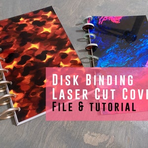Op de afbeelding: Twee kleurrijke schriften met een disc-binding en lasergesneden omslagen. De omslagen hebben een abstract ontwerp in rood, oranje en zwart en een abstract ontwerp in blauw en paars. De tekst "DISK BINDING LASER CUT COVERS FILE & TUTORIAL" wordt weergegeven op een roze achtergrond.