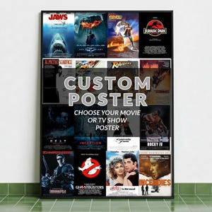 Puede incluir: Un p&oacute;ster de pel&iacute;cula personalizado enmarcado con un collage de carteles de pel&iacute;culas, incluyendo "Jaws", "Scarface" y "Ghostbusters". El p&oacute;ster tiene el texto "CUSTOM POSTER" y "CHOOSE YOUR MOVIE OR TV SHOW POSTER."