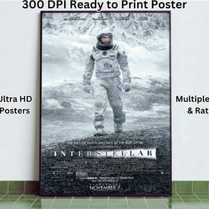 Puede incluir: Un póster de la película "Interstellar" con un astronauta sobre un terreno rocoso. El póster incluye el título de la película y la frase "The end of Earth will not be the end of us". También muestra "Ultra HD Posters" y "Multiple Size & Ratio."