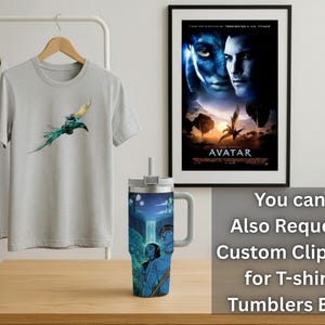Puede incluir: Una camiseta gris claro con un gr&aacute;fico de p&aacute;jaro colorido, un vaso azul y plateado con un dise&ntilde;o de la pel&iacute;cula Avatar y un p&oacute;ster de la pel&iacute;cula Avatar en un marco negro. El texto en la imagen dice "You can Also Request Custom Cliparts for T-shirt Tumblers Etc."