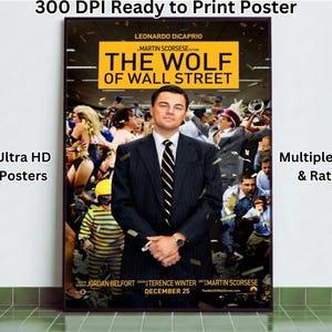 Può includere: Un poster del film "The Wolf of Wall Street" con Leonardo DiCaprio. Il poster ha uno striscione giallo con il titolo del film. Lo sfondo mostra una folla di persone. Il poster è etichettato come "Ultra HD Posters" e "Multiple Size & Ratio."