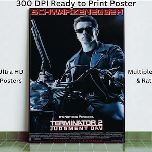 Könnte beinhalten: Ein Filmplakat mit Arnold Schwarzenegger auf einem Motorrad, das eine Schrotflinte hält. Das Plakat trägt oben den Text "SCHWARZENEGGER" und unten "TERMINATOR 2 JUDGMENT DAY". Das Plakat ist mit "Ultra HD Posters" und "Multiple Size & Ratio" beschriftet.