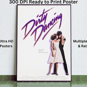 Könnte beinhalten: Ein Poster für den Film "Dirty Dancing" mit dem Titel in lila Schrift. Das Bild zeigt einen Mann und eine Frau, die sich umarmen. Der Text auf dem Poster lautet "300 DPI Ready to Print Poster", "Ultra HD Posters" und "Multiple Size & Ratio".