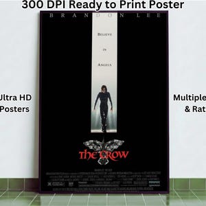 以下が含まれることがあります： 映画「クロウ」のポスター。ブランドン・リーが出演。ポスターは黒い背景に赤いタイトルがあり、中央には観客に向かって歩く人物の画像があります。「Believe in Angels」と「Ultra HD Posters」の文字が含まれています。