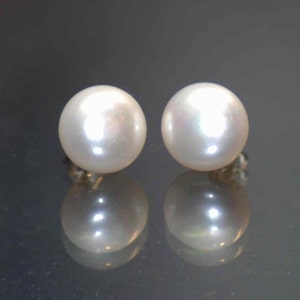 Free shipping in US---AAA 8.0-8.5mm White Freshwater Pearl Stud Earrings---Perfect Gift Classic Fashion Love Bridal Wedding  Jewelry