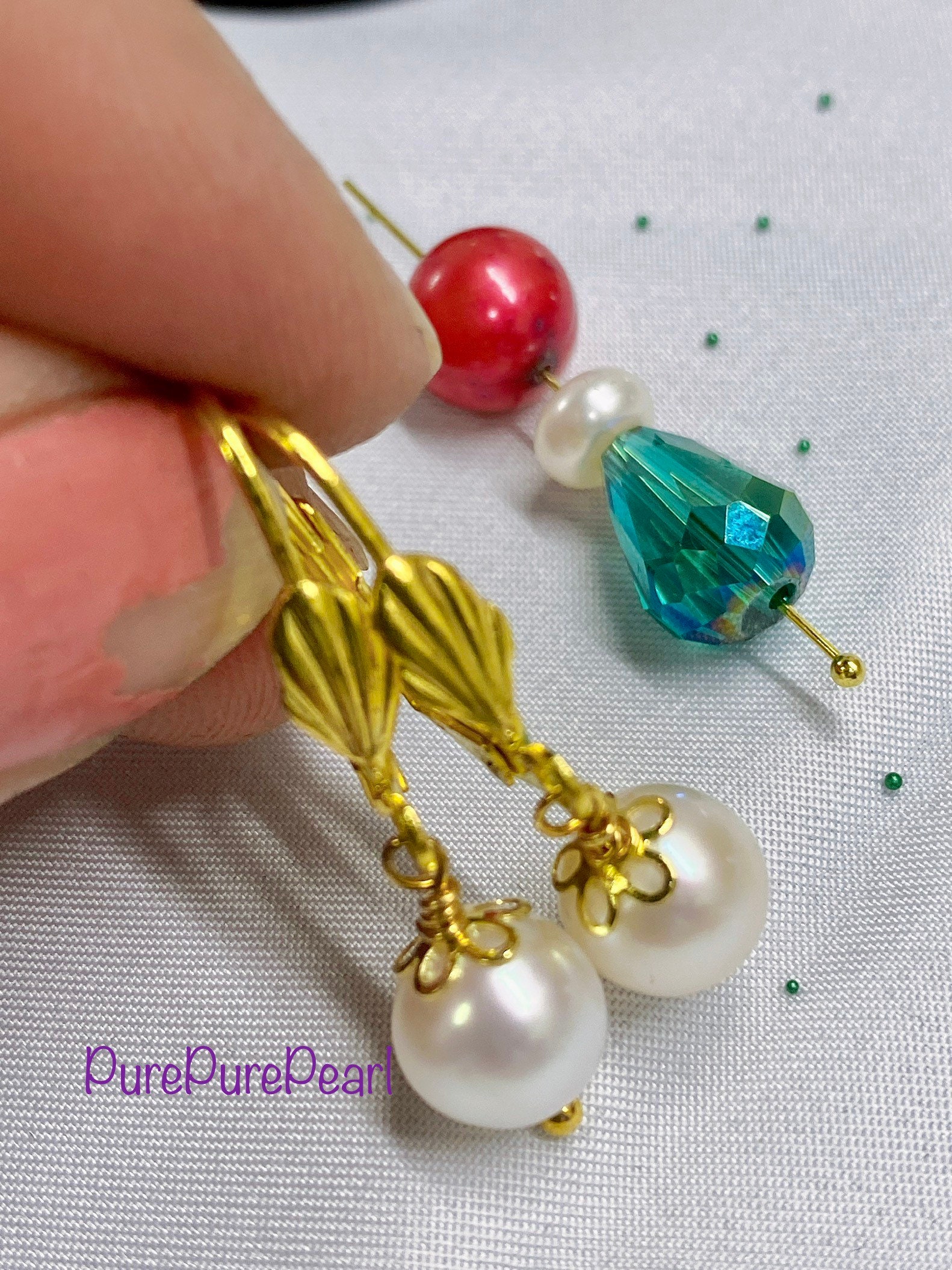 Orecchini pendenti riempiti in oro 18 carati - Orecchini con perle barocche - Orecchini con perle a forma di moneta d'oro - Orecchini pendenti con perle d'oro - Regali per lei - Italia