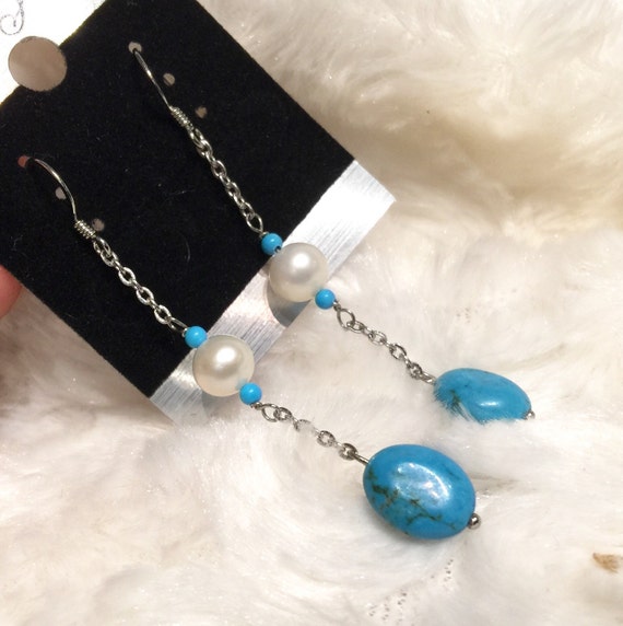 Boucles D'oreilles Pendantes Perles Turquoises & Strass Argentés Bala Boosté - Neuf Avec étiquettes
